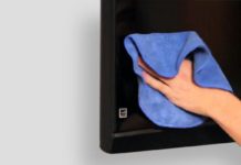 Hoe onderhoud ik mijn televisie? persoon poets televisie