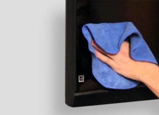 Hoe onderhoud ik mijn televisie? persoon poets televisie