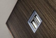 Laad je smartphone op aan de muur met Lithoss