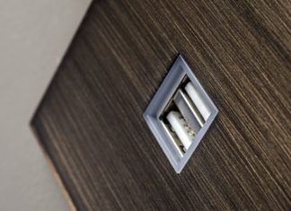 Laad je smartphone op aan de muur met Lithoss