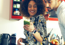 Samen naar muziek luisteren is goed voor je relatie
