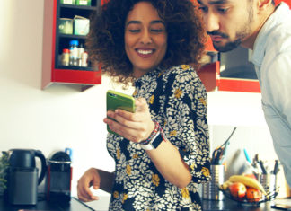 Samen naar muziek luisteren is goed voor je relatie