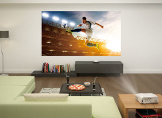 Voetbal kijken op televisie of projector? De voor- en nadelen opgesomd