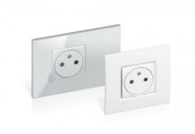 Stopcontact met minimalistische look bij BTicino