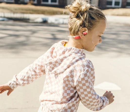 JBL introduceert eerste open-ear koptelefoon voor kinderen