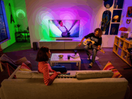 Philips TV breidt Ambilight uit naar de hele kamer met AmbiScape