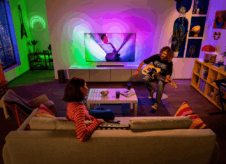 Philips TV breidt Ambilight uit naar de hele kamer met AmbiScape