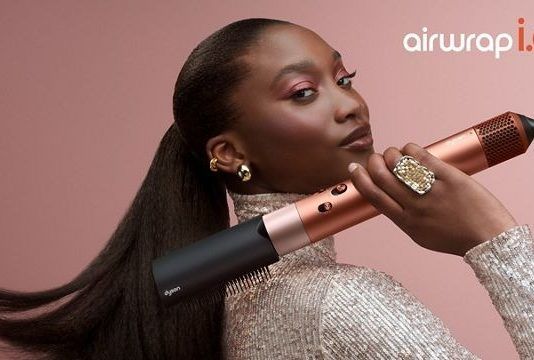 Dyson haarstyling in warme limited Amber Silk — feestelijke styling voor de eindejaarsperiode